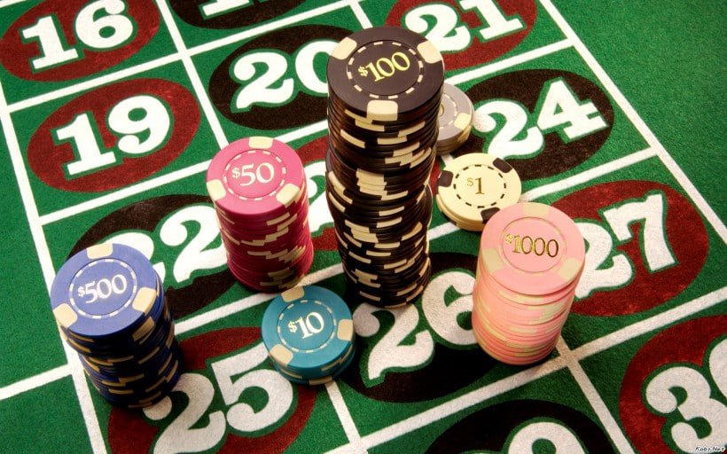 Antarmuka aplikasi klondike di perangkat mobile menampilkan live dealer blackjack dan menu sportsbook